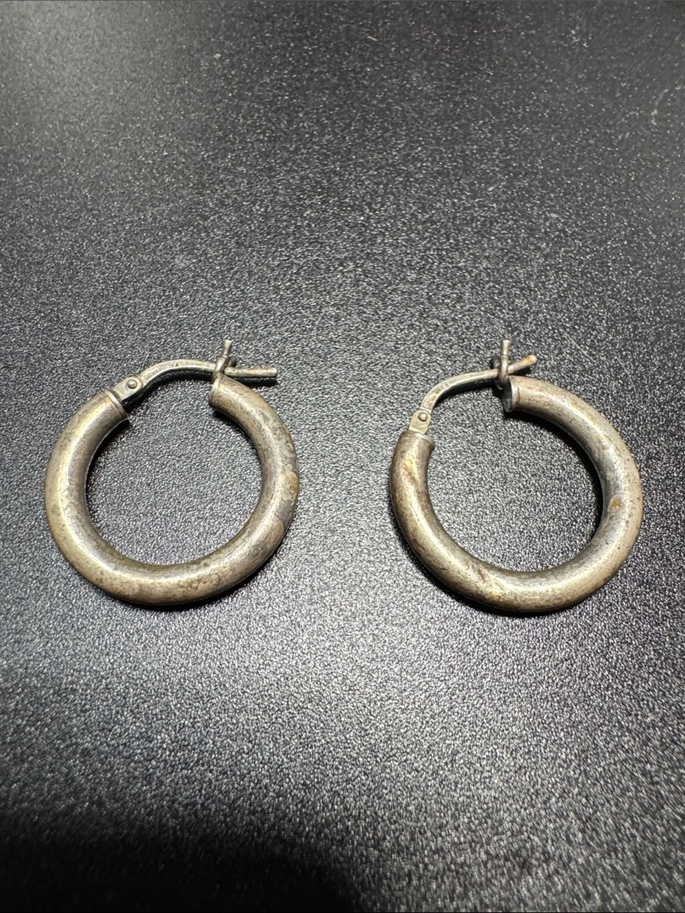 VTG Minimalist Round Hoop Earrings in Aged Silver